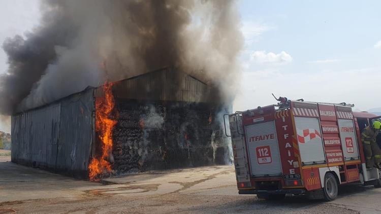 Susurluk’ta, saman deposunda yangın