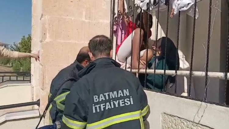 Batman’da ayağı demir korkuluklara sıkışan kız çocuğunu itfaiye kurtardı