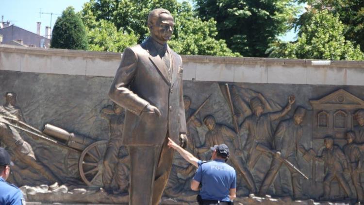 Atatürk Anıtına saldıran dayı-yeğen 4 yıl 4 ay ceza aldı