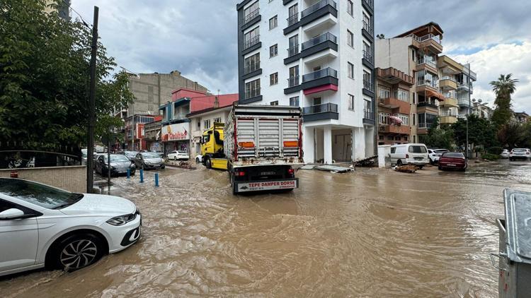 Erdekte sağanak ve fırtına; balıkçı tekneleri karaya vurdu, yollar göle döndü