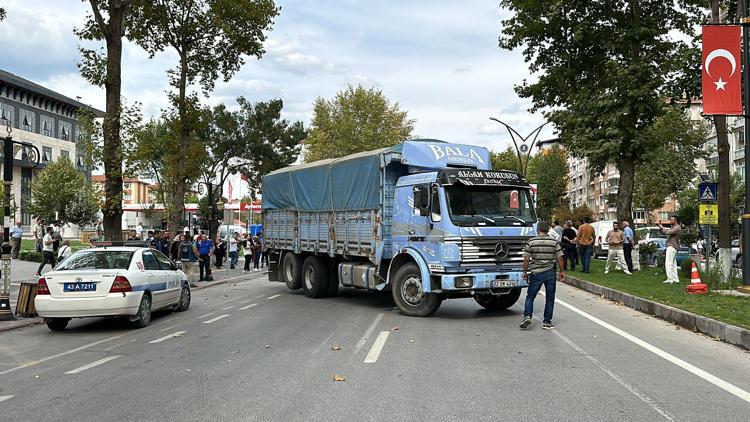 Kaçak satış yaptığı için ceza kesilince kamyonla yolu kapattı