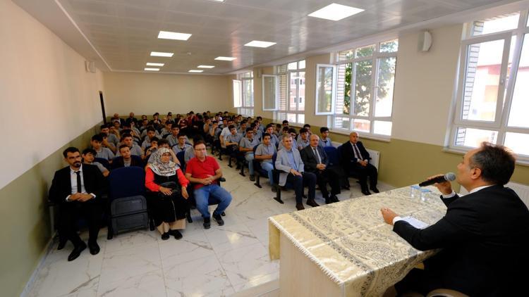 TOGÜ Rektörü Prof. Dr. Fatih Yılmaz, lisede açılış dersini verdi