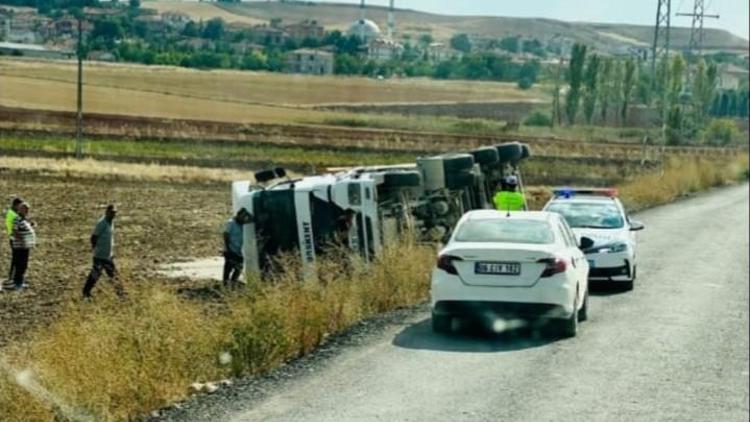 Ankarada mıcır yüklü TIR devrildi, sürücü yaralandı