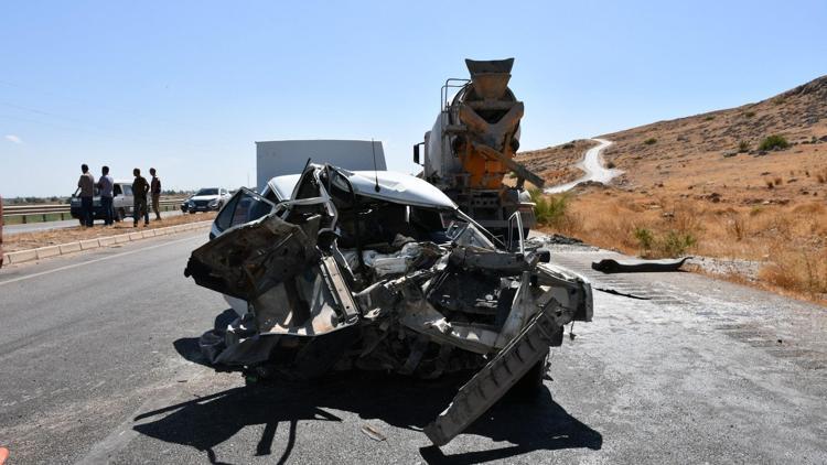 Hatayda beton mikseri otomobile çarpıp sürükledi: 2 ölü