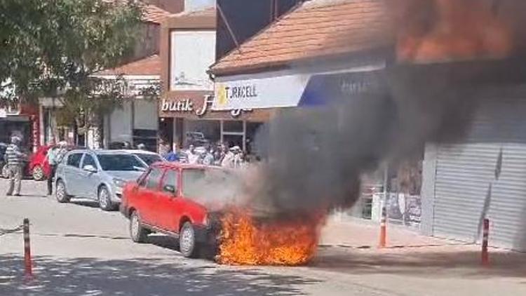 Aksaray’da otomobil alev alev yandı