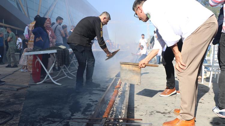 Vanda Gurme ve gastronomi fuarı; 65 metre uzunluğundaki kebap davetlilere ikram edildi