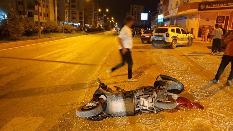 Otomobille çarpışan motosikletli yaralandı; kaza kamerada