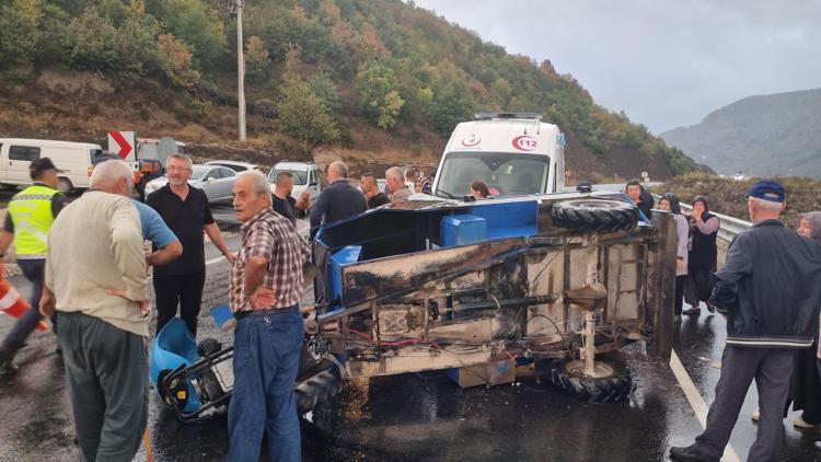 Düzcede devrilen tarım aracındaki 4 kişi yaralandı