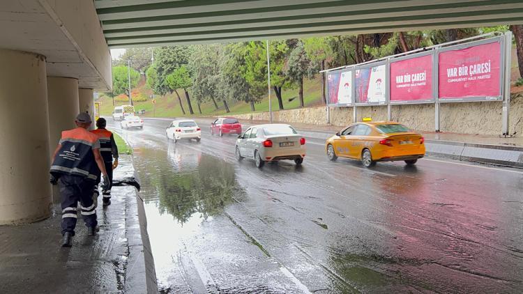 Bakırköyde alt geçidi su bastı; trafik durma noktasına geldi