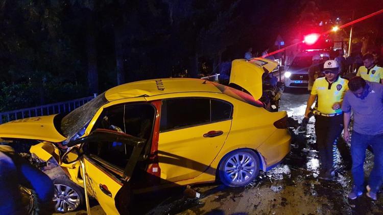 Mardinde otomobil ile taksi kafa kafaya çarpıştı: 5 yaralı