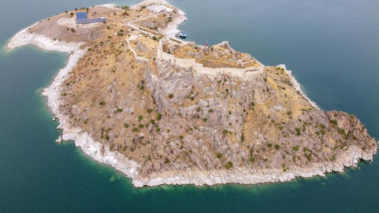 Ada görünümlü tarihi Pertek Kalesinin cazibesi tekne turlarıyla artıyor