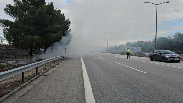 Ot yangını çıktı, TEM bir süre trafiğe kapatıldı