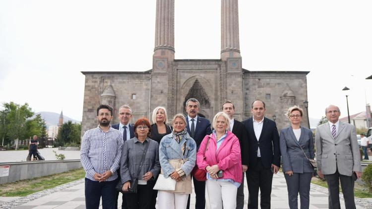 Bakan Tekin Erzurum’da gazetecilerle buluştu