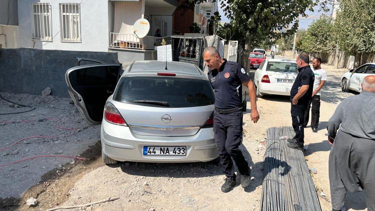 Adıyamanda bahçe duvarına çarpan otomobilin sürücüsü yaralandı