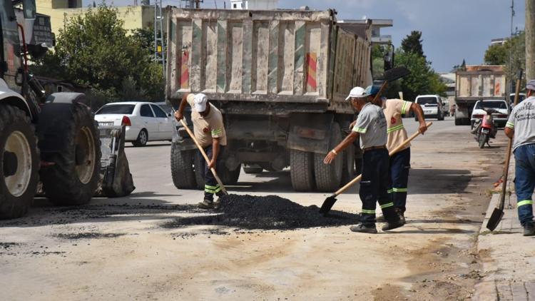 Ceyhan Belediyesinden yol ve kaldırım onarım seferberliği