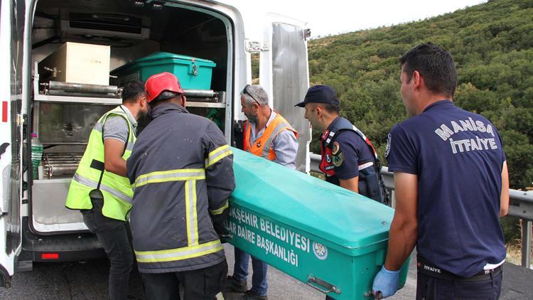 Hafif ticari araç, TIRa arkadan çarptı: 1 ölü, 1 yaralı