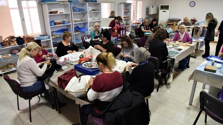 Bornovada hobi ve beceri edindirme kursları başlıyor