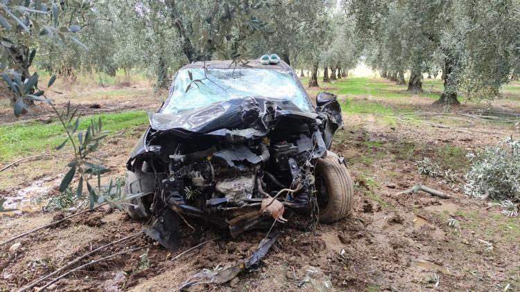 Bursada zeytin ağaçlarına çarpan otomobilin sürücüsü yaralandı