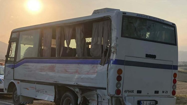 Tarım işçilerini taşıyan midibüs ile kamyonet çarpıştı: 1 ölü, 5 yaralı