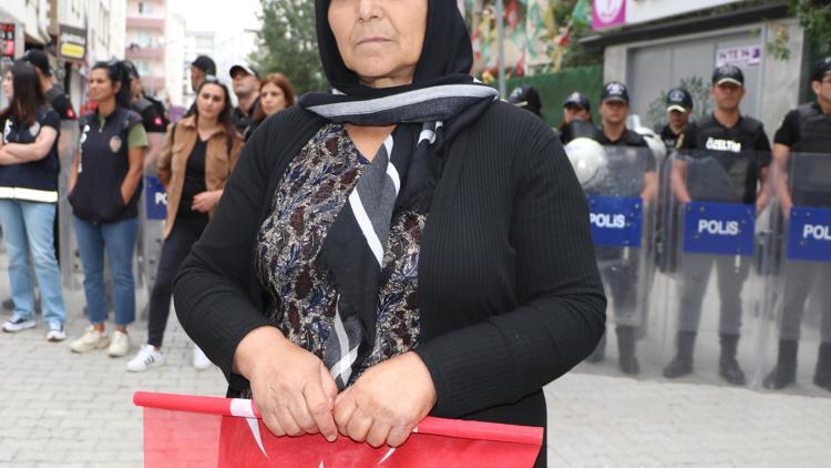 Vandaki evlat eylemine katılan anne: PKK bir oğlumu kaçırdı, birini infaz etti