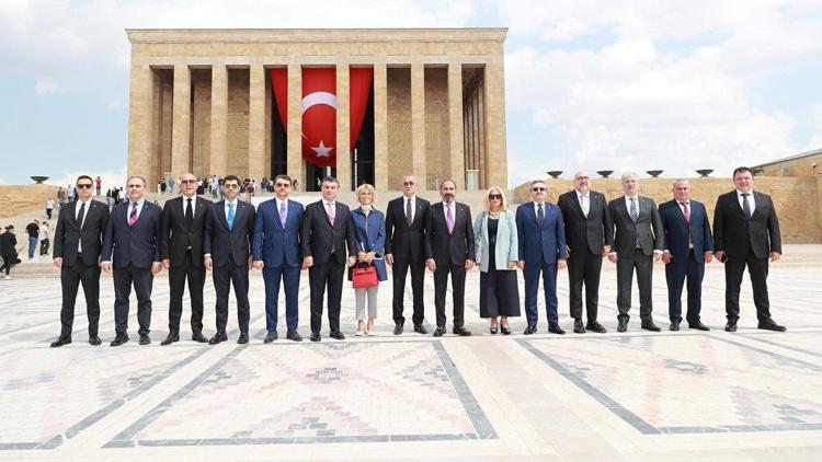 TFF Başkanı Hacıosmanoğlu ve yönetim kurulu üyelerinden Anıtkabiri ziyaret