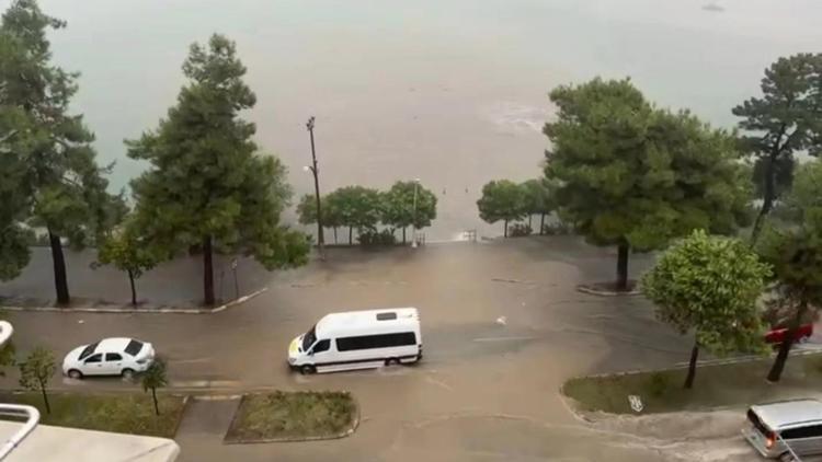 Giresunda sağanak; cadde ve sokaklar suyla doldu