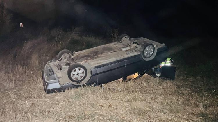 Çanakkalede otomobilin tarlaya devrilmesi sonucu 2 kişi yaralandı