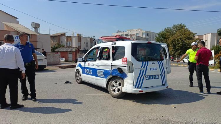 Otomobil ile polis aracı çarpıştı; 3ü polis, 5 yaralı