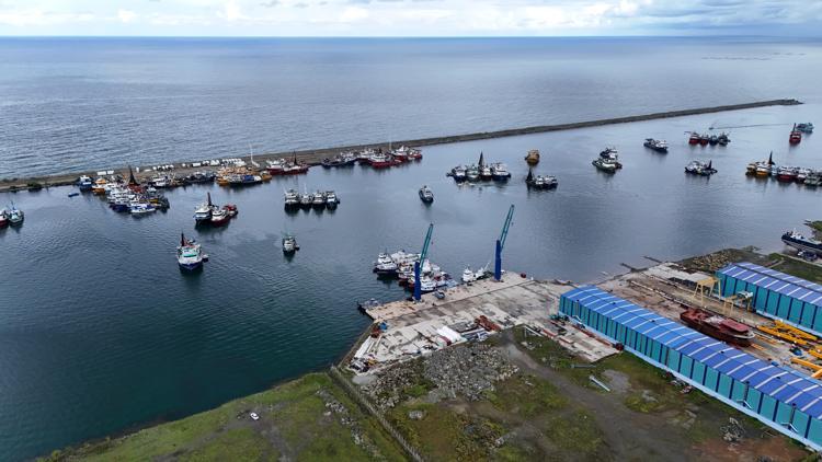 Karadenizde fırtına; balıkçı tekneleri limana sığındı