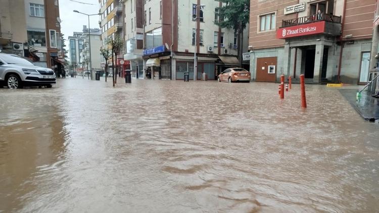 Trabzonda sağanak: Araklı-Bayburt kara yolu trafiğe kapandı