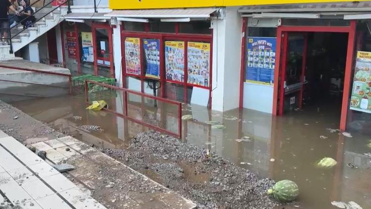 Bodrumda ana isale hattı patladı; suyla dolan zincir market çalışanlarını vatandaşlar kurtardı