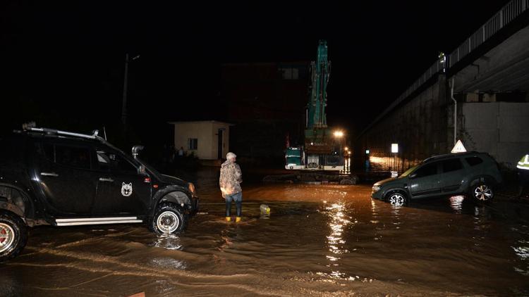 Son dakika haberi Sağanak ve fırtına yurdu esir aldı Trabzonda hastane tahliye edildi, 1 kişi kayıp... Meteorolojiden yeni uyarı: İstanbula saat verildi