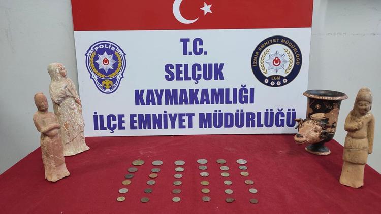 İzmirde 4 heykelcik ve 26 sikke ele geçirildi