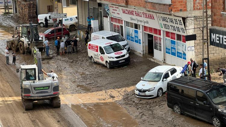 Taşkın ve heyelan meydana gelen Sürmenede temizlik çalışmaları devam ediyor