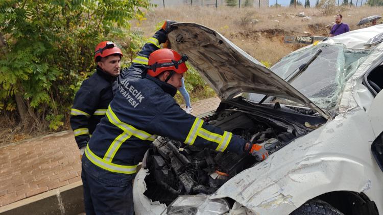 Bilecikte devrilen araçtaki 4 kişi yaralandı