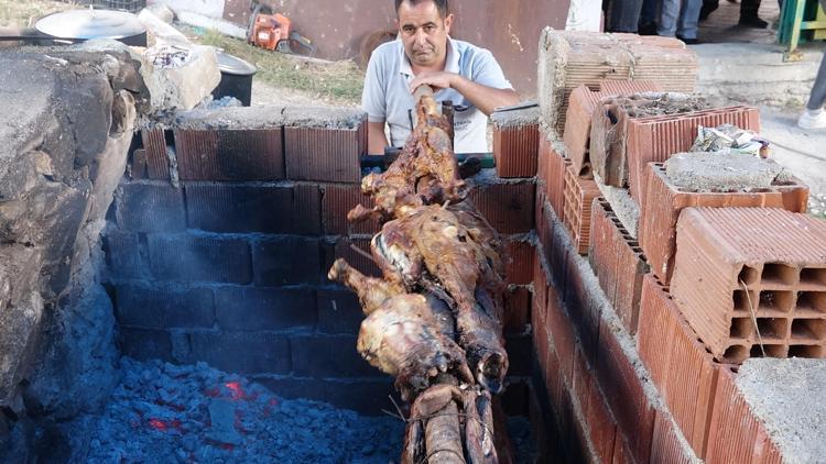 Çevirme sırık kebabı damak çatlatıyor