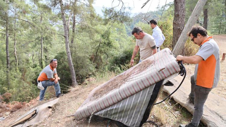 Marmariste ormandan yatak, kanepe, klozet çıkardılar