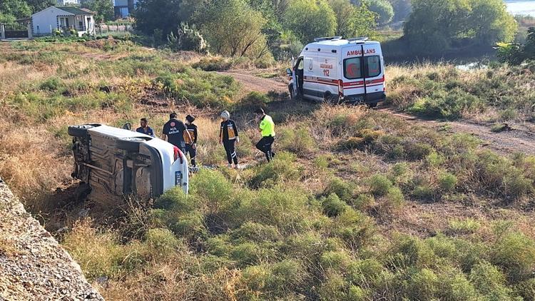 Bahşılıda şarampole devrilen otomobilin sürücü yaralandı