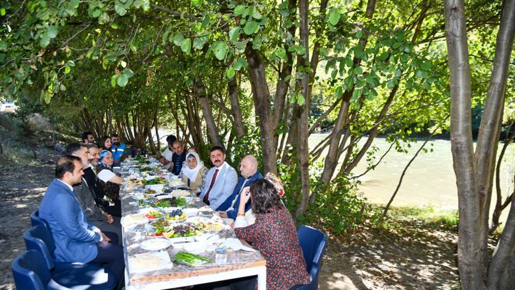 Tunceli Valisi Tekbıyıkoğlu, yaşlılarla kahvaltı etkinliğinde bir araya geldi