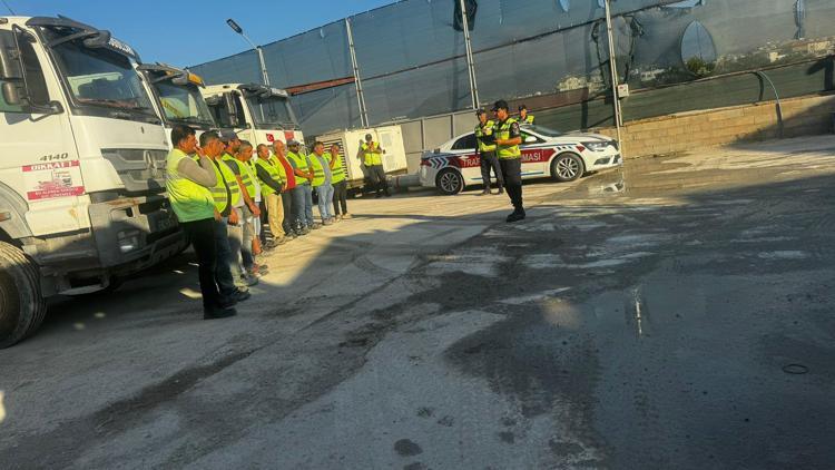 Jandarma ekipleri hafriyat sürücülerine bilgilendirme yaptı