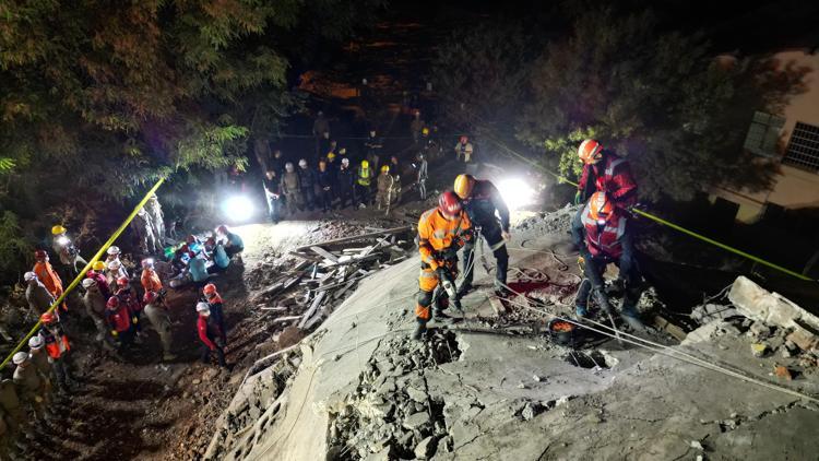 Uzmanların deprem uyarısında bulunduğu Tuncelide, yıkılan hasarlı binada tatbikat