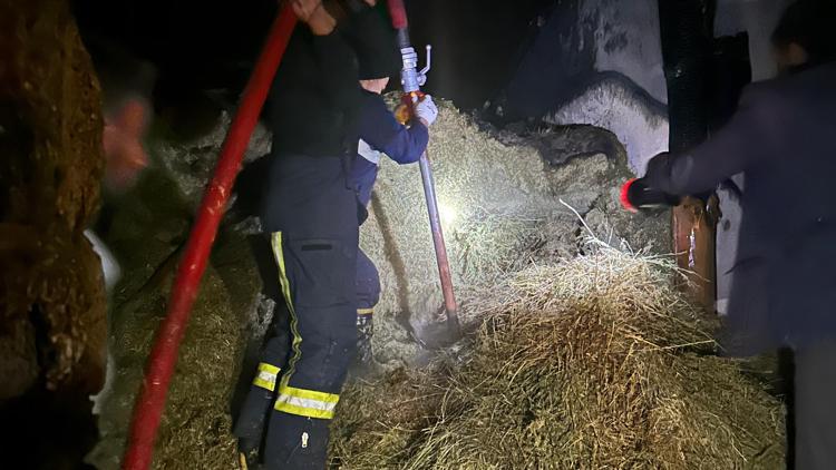 Samanlıktaki yangını, eve sıçramadan söndürüldü