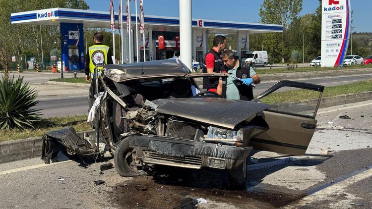 Bartında otomobil, kamyona çarptı; sürücü ağır yaralı