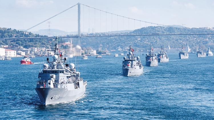 Boğaz’da 15 savaş gemisiyle Preveze gururu... TCG Anadolu da geçit töreninde