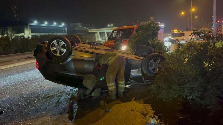 Otomobil, pano ile ağaçlara çarparak ters döndü; 2 yaralı