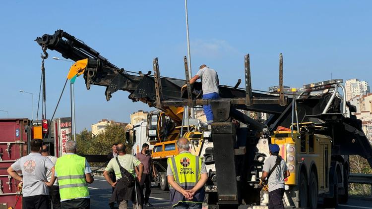 İstanbul- Avcılar D-100 Karayolunda TIR devrildi; yan yol trafiğe kapatıldı