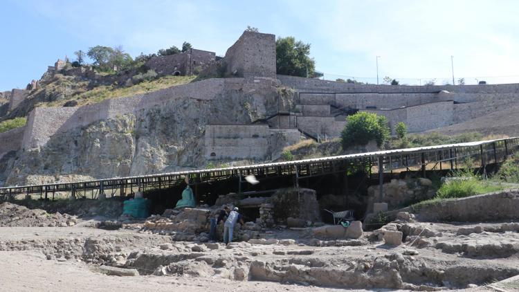 Antik Roma Tiyatrosu kazısında Osmanlının ilk hamam örneği keşfedildi