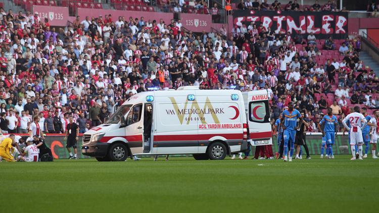 Samsunspor-Göztepe maçında korkutan sakatlık Ambulansla hastaneye kaldırıldı