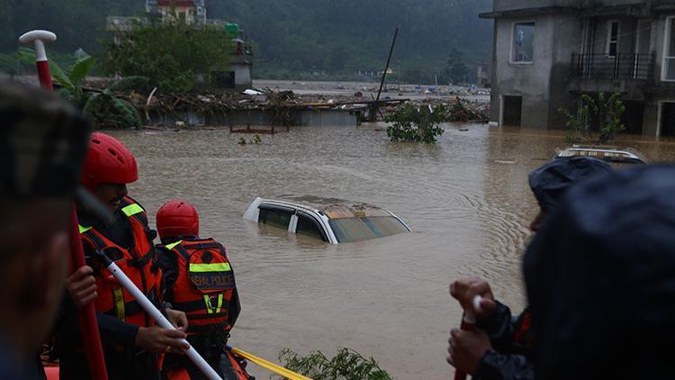 Nepalde heyelan ve sel felaketi: 100 ölü