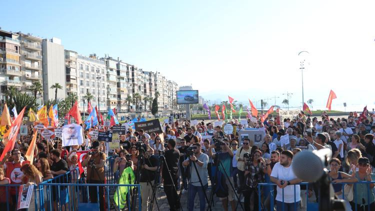 Hayvan hakları savunucusu açıklamasını demir kafeste yaptı